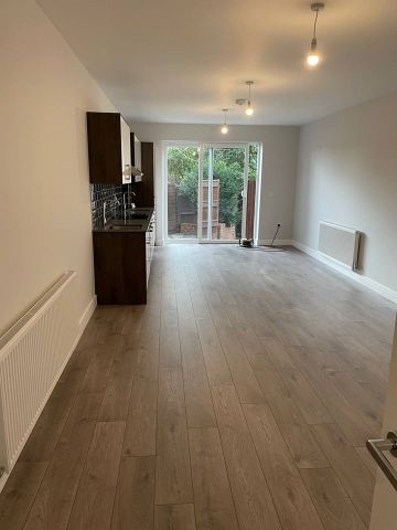 2 Bed Flat, Wayside, NW11 - Photo 2