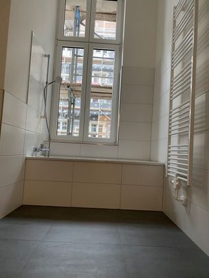Charmante Altbauwohnung mit Einbauküche und Balkon in der Uhlandstraße - Photo 1