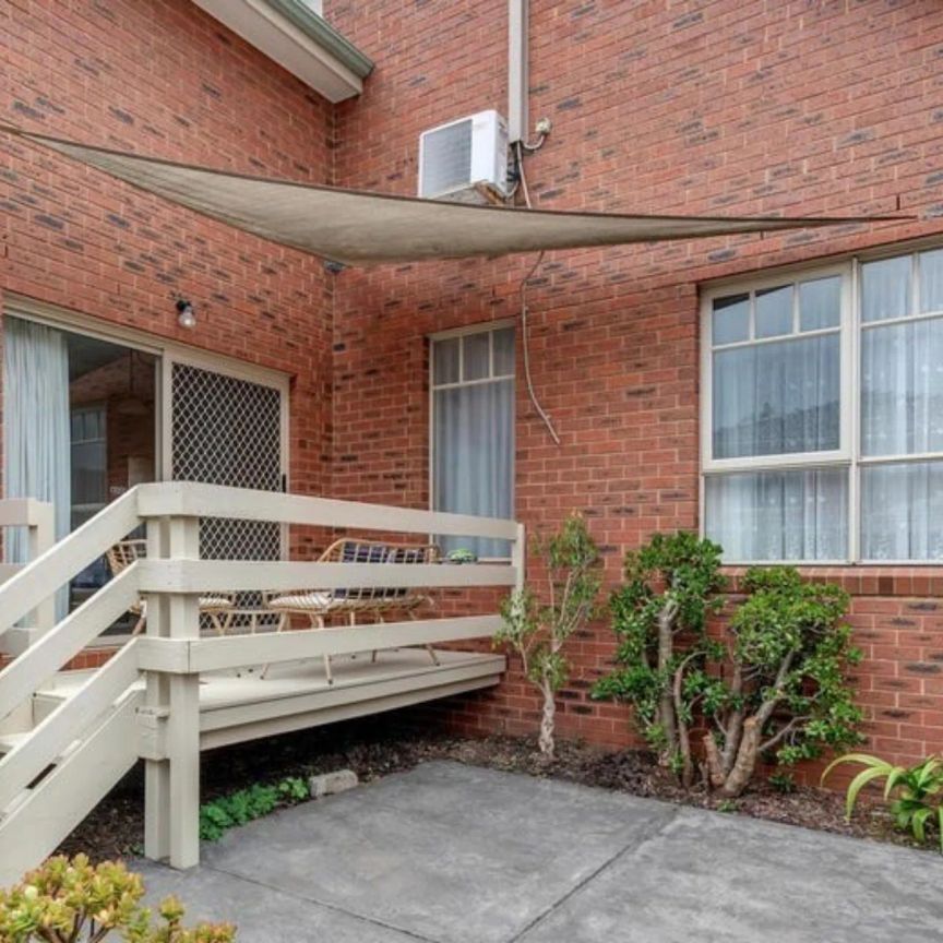 Beautifully presented, private, low maintenance townhouse - Photo 1