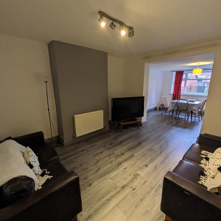 3 bedroom private hall to rent - Photo 1