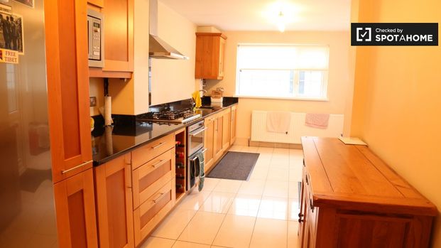 Room in 4-bedroom apartment in North Central Area, Dublin - Photo 1
