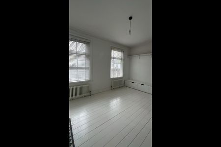 2 Bed Terraced House, Wall End Road, E6 - Photo 4