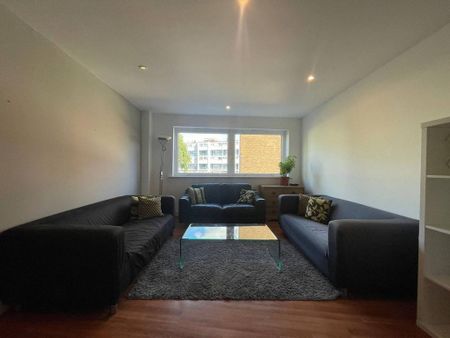 3 bedroom flat to rent - Photo 4