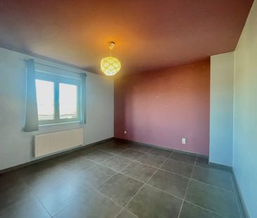 RECENTE HALFOPEN BEBOUWING MET DRIE SLAAPKAMERS EN GARAGE TE HUUR - Photo 2