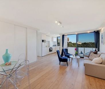 Stylish Executive Two Bedroom Apartment with Parking - Photo 1