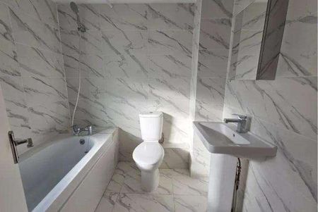 Spinis, Bracknell, Berkshire, RG12 - Photo 4