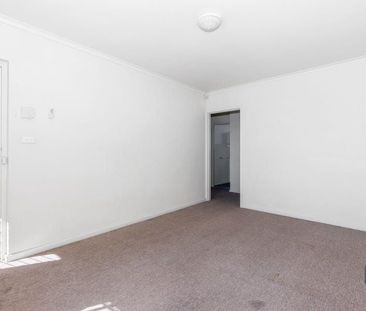 Low maintenance unit in good location - Photo 5