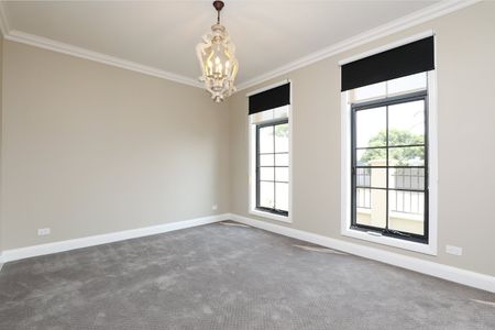 Elegant Strathmore Residence with Style - Photo 3