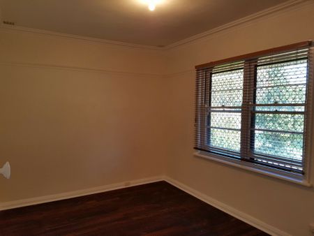 Charming 3-Bedroom Home for Rent in Joondanna - Photo 5