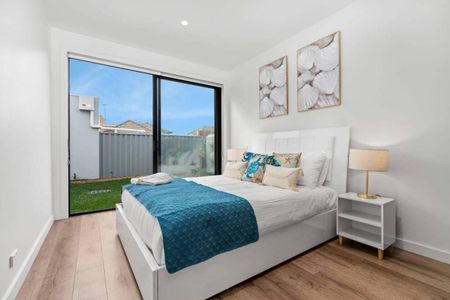 3 BEDROOM | MODERN | STYLISH HOME - Photo 4