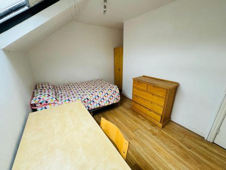 6 bedroom detached house to rent - Photo 5