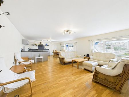 2 bedroom penthouse to rent - Photo 5