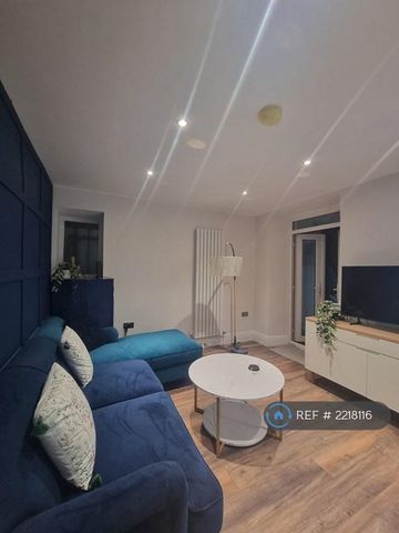 1 bedroom in a house share to rent - Photo 2