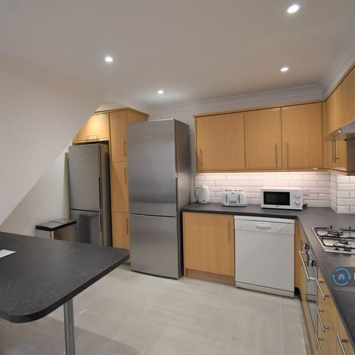 8 bedroom semi-detached house to rent - Photo 1