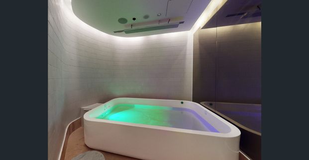 A Private World of Beachfront Indulgence. Executive Three Bedroom Apartment with Ocean Views - Photo 1