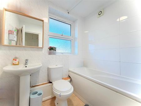 4 bedroom apartment to rent - Photo 3