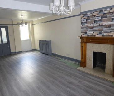 2 bedroom end of terrace house to rent - Photo 2