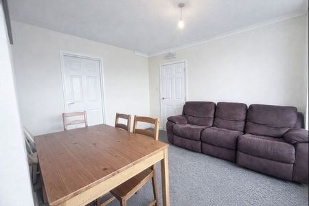 4 Bedroom Student House To Let - HP13 - Photo 2