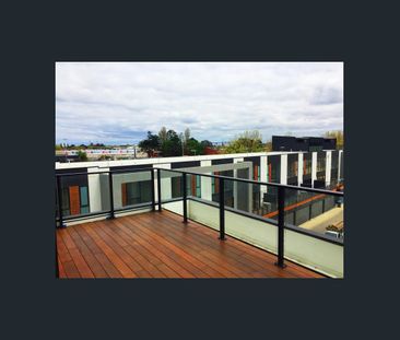 Contemporary Luxury Townhouse with city views at Port Melbourne - Photo 4