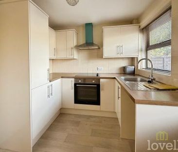 3 bedroom Semi-detached house To Let - Photo 3