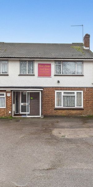 1 bedroom in Albert Street, Slough - Photo 2