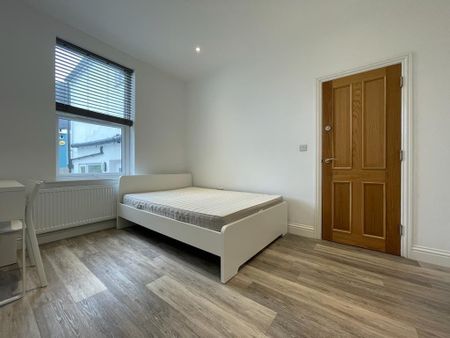 4 bedroom terraced house to rent - Photo 3