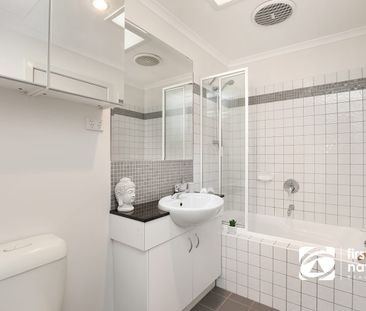 Stylish Three-Storey Townhouse in Prime Location! - Photo 4