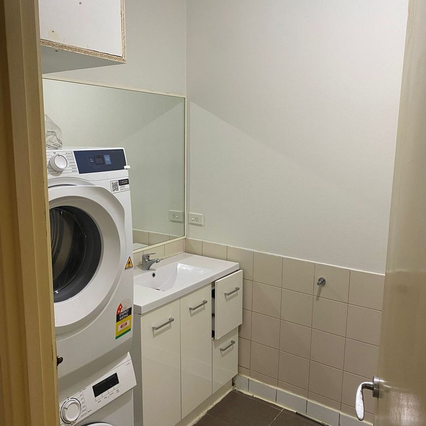 Partially furnished & centrally located! - Photo 1