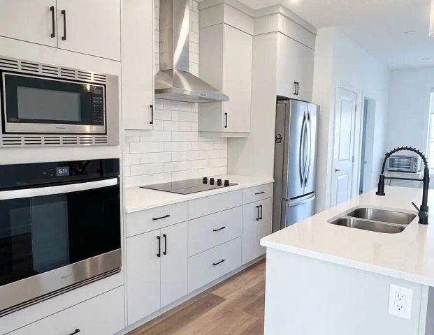 Modern & Clean 3-Bed + Bonus Room Duplex | 1,660 Sq Ft | Livingston | $2,050 — 3 Bedrooms Duplex - Photo 1