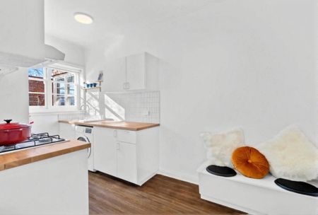 Charming Art Deco Apartment in Prime CBD Location - Photo 4