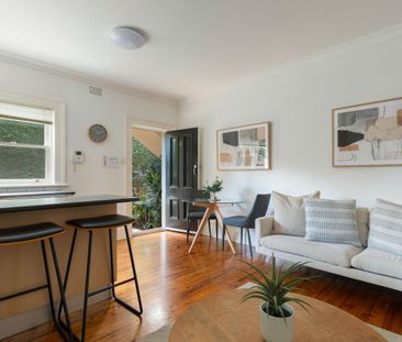 Charming one-bedroom home in a converted period mansion - Photo 4