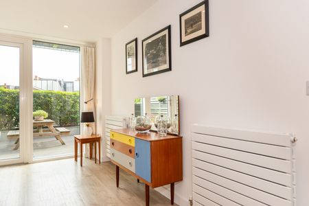 2 Bed Flat, Tooting High Street, SW17 - Photo 2