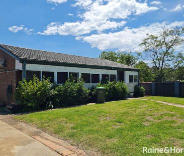 8 Clematis Place, Macquarie Fields, NSW 2564 - Photo 2