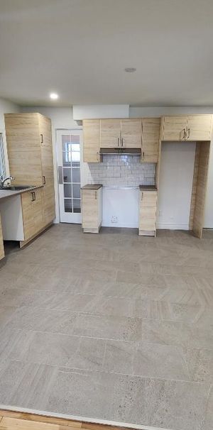 4 1/2 rénové avec cours, Laval, Sainte-Dorothée - Photo 1