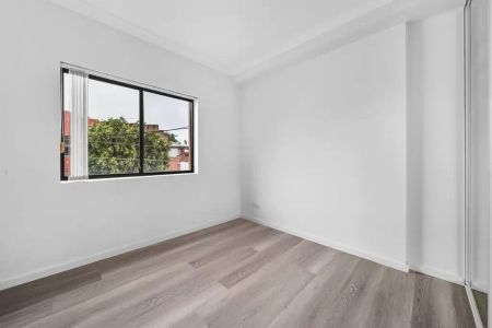 Spacious two-bedroom apartment in the heart of Dulwich Hill - Photo 3