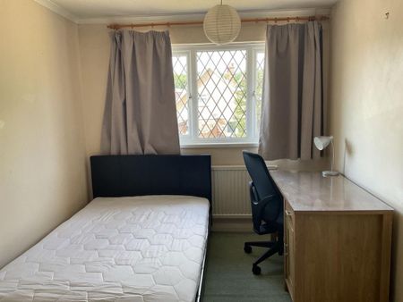 4 bedroom semi-detached house to rent - Photo 4