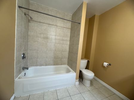 For Lease - 139 1/2 John Street Unit# 5, Hamilton, Ontario - Photo 4