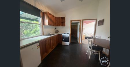 Charming 1-bedroom unit available for lease in Woodside - Photo 5