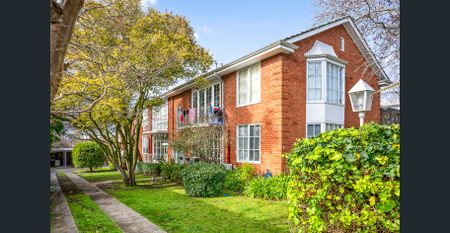 Spacious North-Facing Residence in a Coveted Kew Locale - Photo 4