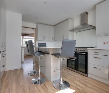 4 bedroom semi-detached house to rent - Photo 2