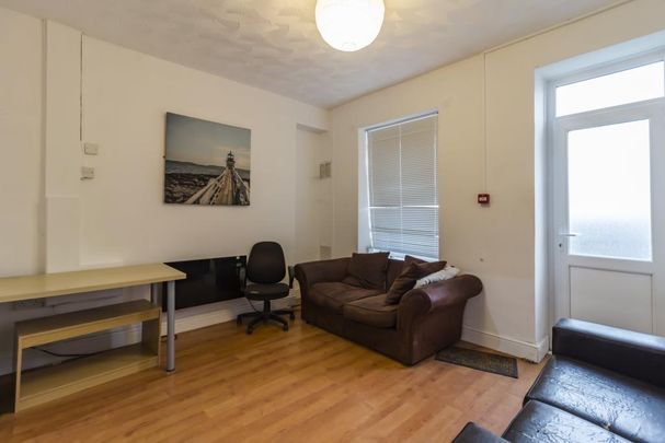 Room For Rent Laura Street, Pontypridd - Photo 1