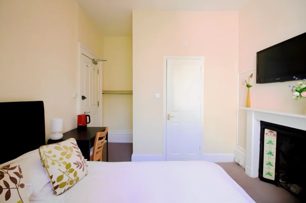Room 8 - Photo 1