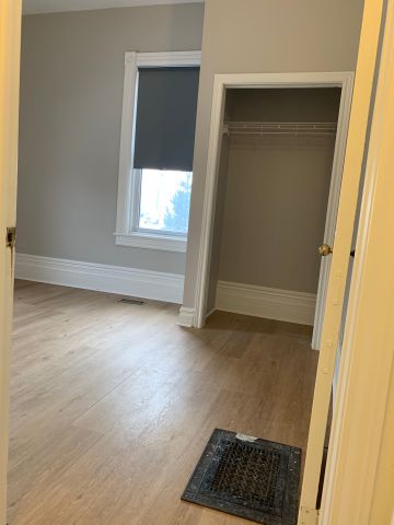 For Lease - 172 Dunlop Street, Barrie, Ontario - Photo 3