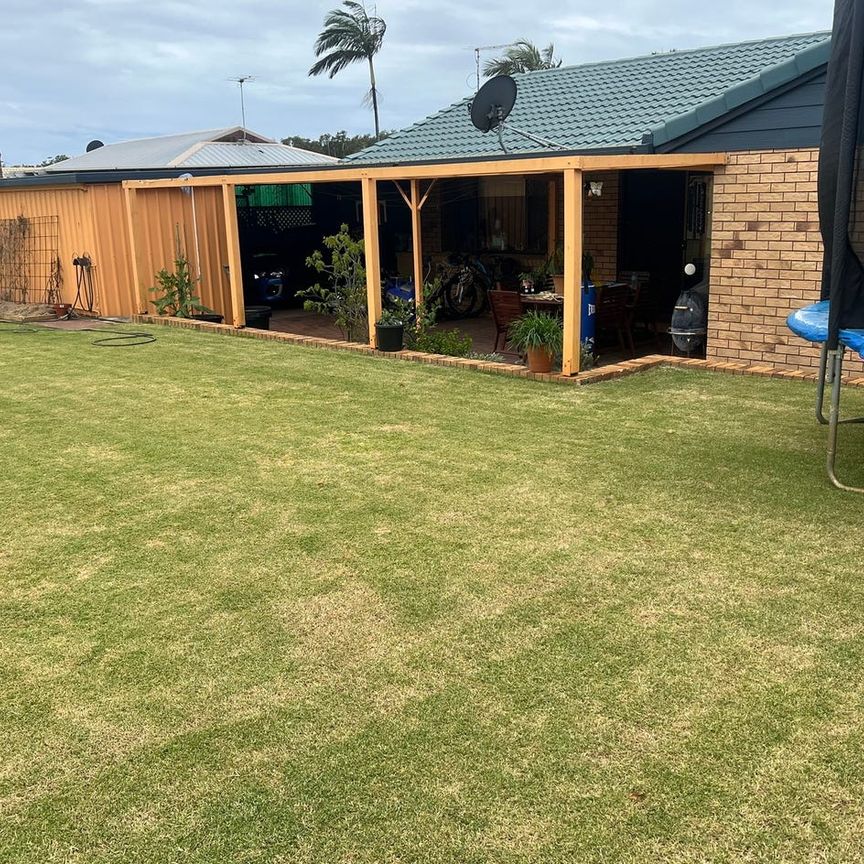 Spacious 3 Bedroom Home in Sought-After Sandstone Point - Photo 2