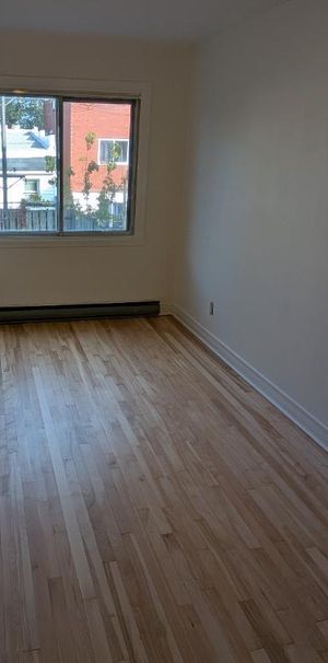 4 1/2 à louer à Lachine, libre immédiatement, proche du canal Lachine et du parc Lasalle. ( 1 place de stationnement privée ) - Photo 1