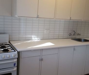 Charming Two-Bedroom Townhouse in Prime Location - Photo 3