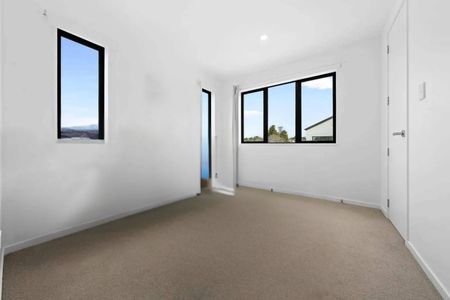 Two bedroom Plus Study Modern Corner Townhouse in the Heart of Howick - Photo 2