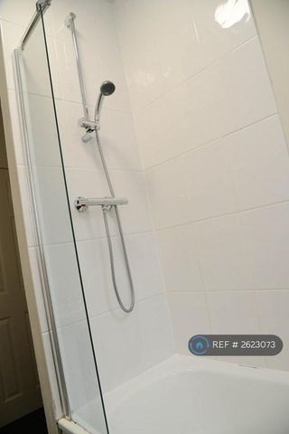 1 bedroom in a house share to rent - Photo 4