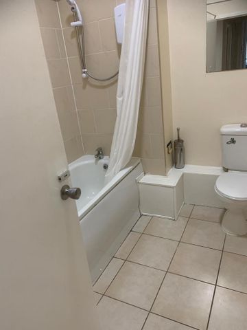 3 bedroom flat to rent - Photo 5