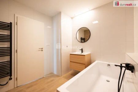 K pronájmu, NOVÝ moderní byt 2+kk se šatnou, terasou a garážovým stáním, ul. K Šindlovým Dvorům č.p. 2936/2, České Budějovice - Photo 3